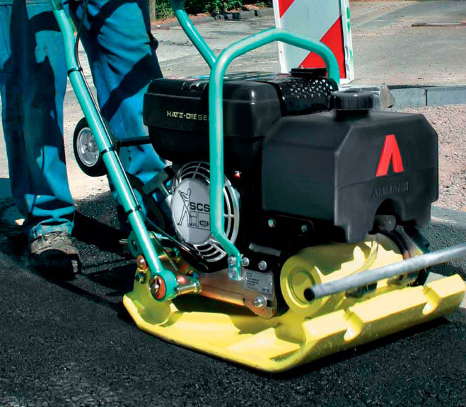 Укладка асфальта дорожным рабочим укладка асфальта, асфальтирование дорог, асфальтные работы, асфальтирование, ямочный ремонт, асфальтирование в Краснодаре, асфальтные работы в Краснодаре, асфальтирование Краснодар, асфальт, асфальт Краснодар, асфальтирование Краснодар, укладка асфальта Краснодар, асфальтные работы Краснодар, подготовка основания, основание, разработка грунта, пгс, гпс, щебень, каток, асфальтоукладчик, доставка инертных материалов, благоустройство, дрсу, дрсу краснодар, краснодарское дрсу, кубанское дрсу, строительство дорог, строительство дорог Краснодар, ремонт дорог, асфальтирование м2 , асфальтирование цена, асфальтирование парковок,