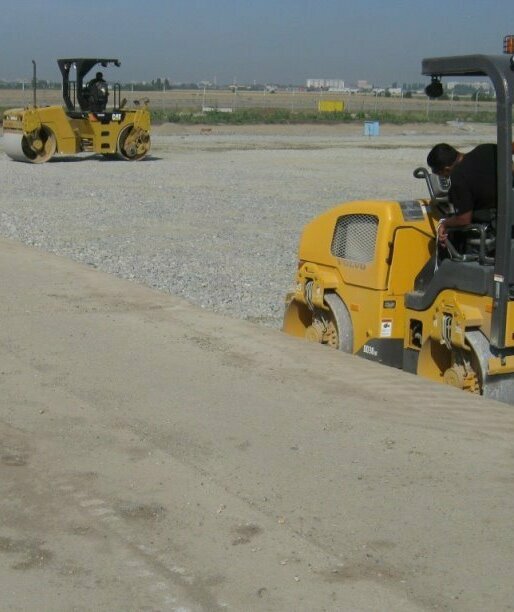 Следующий этап выравнивания полотна перед укладкой асфальта укладка асфальта, асфальтирование дорог, асфальтные работы, асфальтирование, ямочный ремонт, асфальтирование в Краснодаре, асфальтные работы в Краснодаре, асфальтирование Краснодар, асфальт, асфальт Краснодар, асфальтирование Краснодар, укладка асфальта Краснодар, асфальтные работы Краснодар, подготовка основания, основание, разработка грунта, пгс, гпс, щебень, каток, асфальтоукладчик, доставка инертных материалов, благоустройство, дрсу, дрсу краснодар, краснодарское дрсу, кубанское дрсу, строительство дорог, строительство дорог Краснодар, ремонт дорог, асфальтирование м2 , асфальтирование цена, асфальтирование парковок,